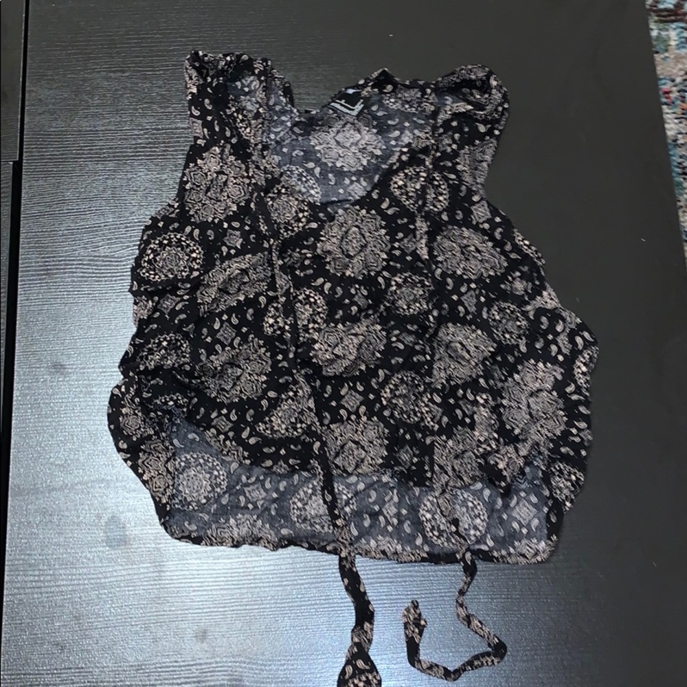 NWOT v neck crop top (semi high-low design) S